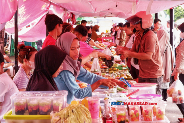 Penjual kue melayani pembeli di pasar takjil Ramadhan Mappanyuki di Makassar, Sulawesi Selatan, Selasa (19/3/2024).