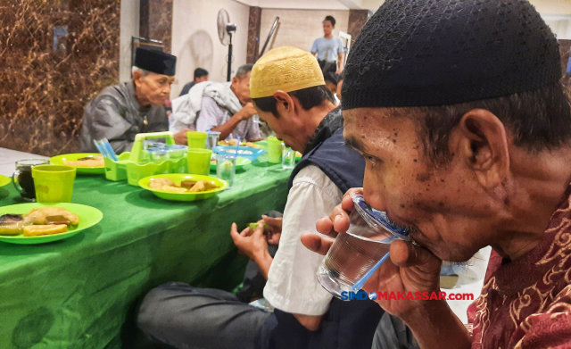 Jemaah buka puasa di Masjid Nurul Rahim, Makassar, Kamis (21/3/2024).
