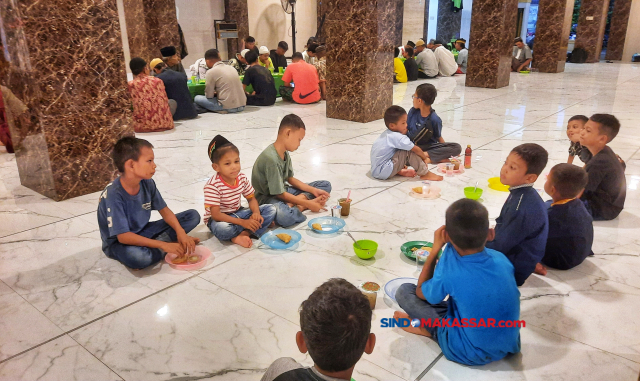 Sekelompok akan menanti buka puasa di Masjid Nurul Rahim, Makassar, Kamis (21/3/2024).