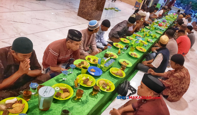 Sejumlaah jemaah menanti buka puasa di Masjid Nurul Rahim, Makassar, Kamis (21/3/2024).