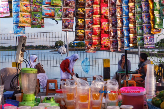 Sejumlah warga berbelanja takjil sambil menanti buka puasa di kawasan Waduk Borong, Kecamatan Manggala, Makassar.