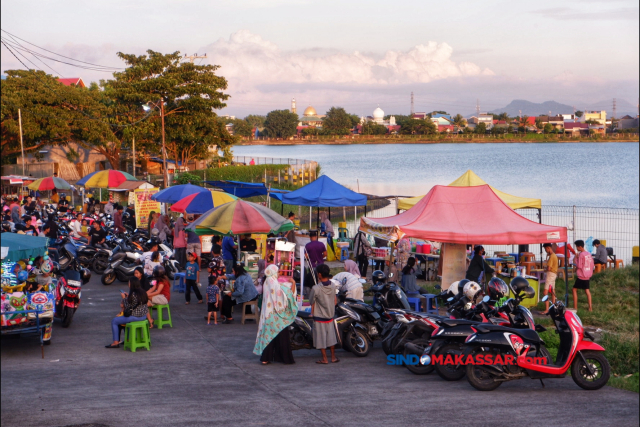 Sejumlah warga berbelanja takjil sambil menanti buka puasa di kawasan Waduk Borong, Kecamatan Manggala, Makassar.
