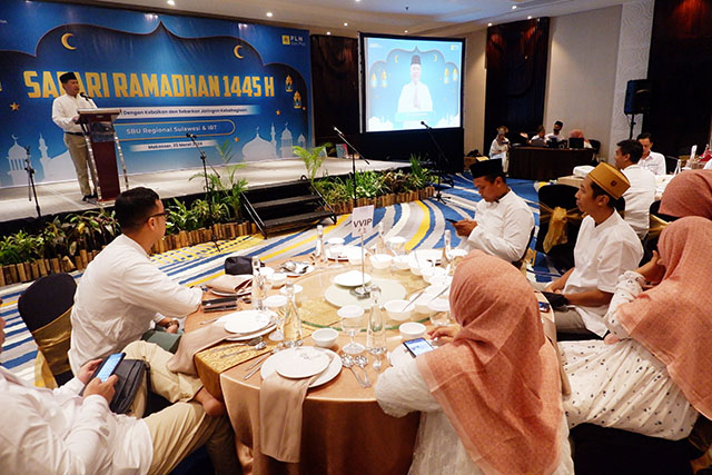 Direktur Bisnis Konektivitas Sigit Witjaksono memberikan sambutan pada acara buka puasa bersama, yang dirangkaikan dengan penyerahan bantuan program TJSL di Hotel Four Point, Kota Makassar, Senin (25/3/2024).