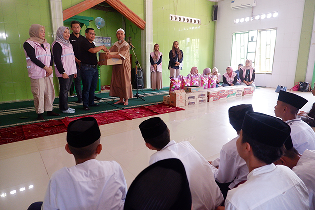 Direktur Bisnis Konektivitas Sigit Witjaksono Bayuwerti, menyerahkan bantuan sembako  ke Pondok Pesantren (Ponpes) Mahad Ahlul Quran, Kota Makassar, Selasa (26/3/2024).