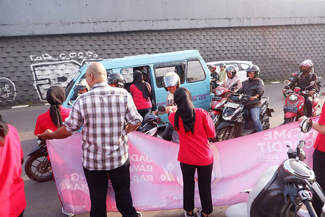 Sejumlah pegawai PT Home Credit Indonesia (“Home Credit”) membagikan  makanan berbuka puasa kepada pengendara di Jalan Urip Sumoharjo, Makassar, Rabu (27/3/2024).