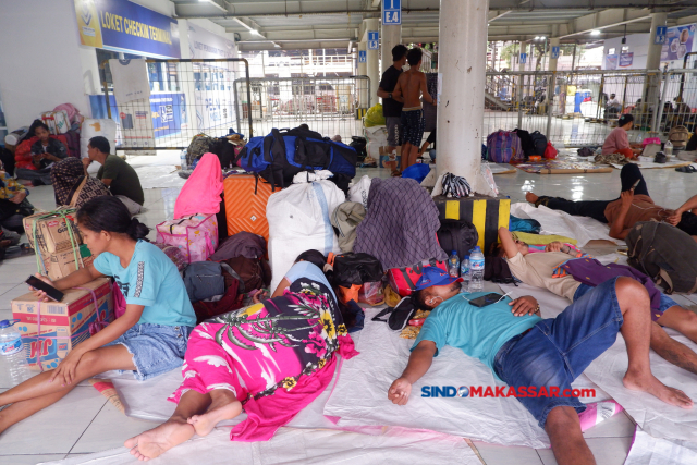 Sejumlah calon penumpang menunggu kedatangan kapal Pelni di Pelabuhan Soekarno-Hatta, Makassar, Rabu (27/3/2024).