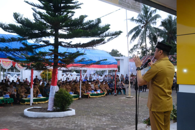 Bupati Gowa, Adnan Purichta Ichsan didampingi Wakil Bupati Gowa, Abdul Rauf Malaganni mengawali safari ramadan di kecamatan-kecamatan dataran tinggi sekaligus meresmikan pos pelayanan publik.