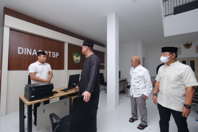 Bupati Gowa, Adnan Purichta Ichsan didampingi Wakil Bupati Gowa, Abdul Rauf Malaganni mengawali safari ramadan di kecamatan-kecamatan dataran tinggi sekaligus meresmikan pos pelayanan publik.