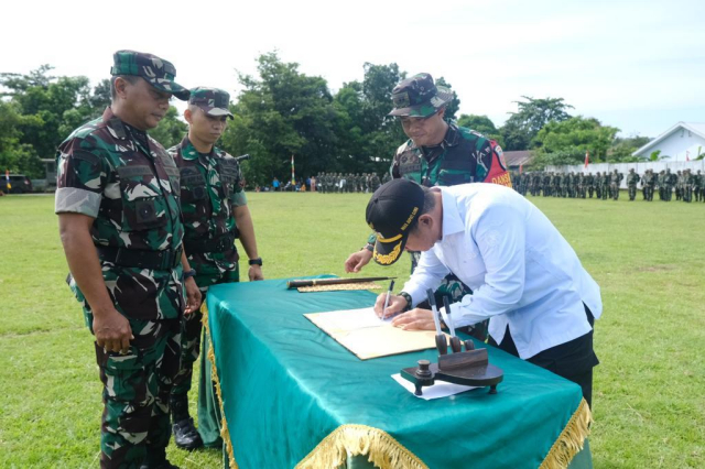 Wakil Bupati Gowa, Abdul Rauf Malaganni menghadiri Upacara Penutupan Tentara Manunggal Membangun Desa (TMMD) Ke-119 Tahun 2024 di Lapangan Sepak Bola Desa Panaikang, Kecamatan Pattallassang, Rabu (20/3/2024).