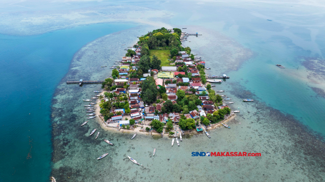 Terlahir dari pulau kecil di Kabupaten Pangkep, Yusril menjadi penggerak untuk menebar inspirasi bagi anak-anak di Pulau Satando.