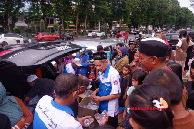Sejumlah warga berebut untuk mendapatkan takjil yang dibagikan di Jalan Sudirman, Makassar, Minggu (31/3/2024).