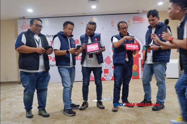 Vice President Area Network Operations Telkomsel Area Pamasuka, Andrias Indra (tengah), bersama jajarannya dalam Press Conference Telkomsel Siaga Ramadan serta Idulfitri 1445 H (RAFI 2024) di Makassar