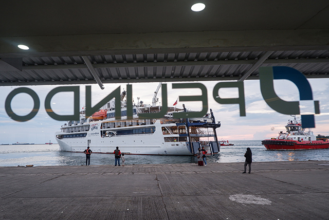 Kapal pesiar Coral Expedition saat bersandar di dermaga Soekarno, Pelabuhan Makassar, Sulawesi Selatan, Rabu (3/4/2024).