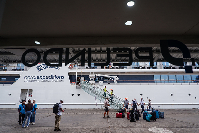 Kapal pesiar Coral Expedition saat bersandar di dermaga Soekarno, Pelabuhan Makassar, Sulawesi Selatan, Rabu (3/4/2024).