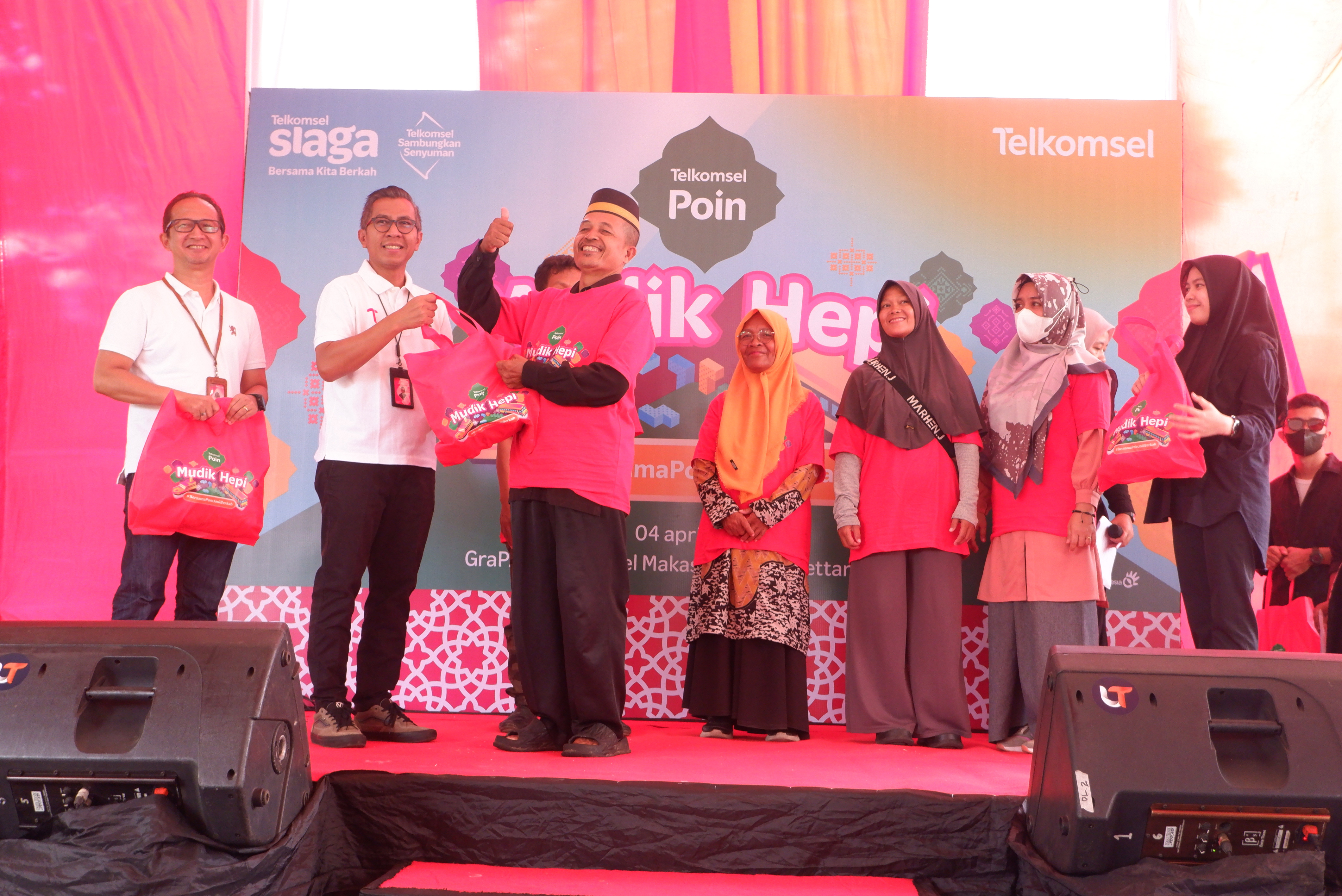 Peserta mudik di Makassar dilepas oleh Vice President Area Network Operations Telkomsel Pamasuka Andrias Indra (kiri) dan Vice President Consumer Business Telkomsel Area Pamasuka Muharlis, berlangsung di halaman Grapari Makassar, Kamis (4/42024).