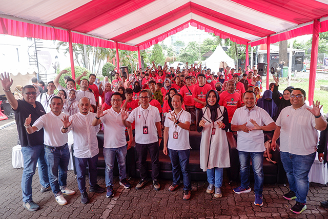 Peserta mudik di Makassar dilepas oleh Vice President Area Network Operations Telkomsel Pamasuka Andrias Indra dan Vice President Consumer Business Telkomsel Area Pamasuka Muharlis, berlangsung di halaman Grapari Makassar, Kamis (4/42024).