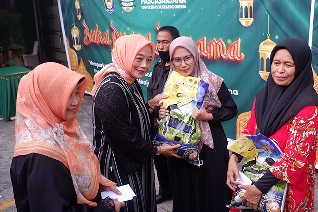 Pelantikan tersebut juga dirangkaikan dengan agenda pembagian sembako dan buka puasa bersama pimpinan dengan civitas akademika UMI.