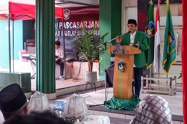 Rektor UMI Prof Sufirman Rahman, menyampaikan sambutan pada pelantikan pengurus Majelis Taklim (MT) Ukhuwah Program Pascasarjana (PPs) UMI di Pelataran Gedung PPs UMI Makassar, Kamis (4/4/2024).