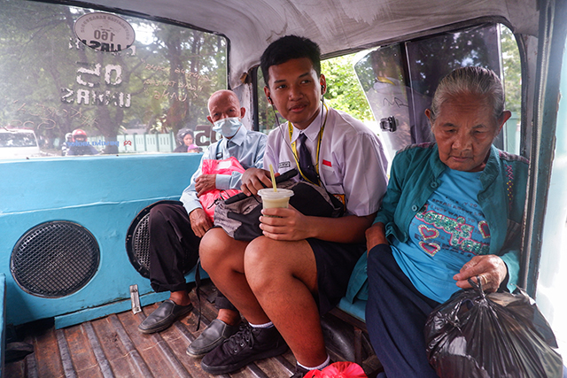 Beberapa penumpang menggunakan Pete-pete (angkot) di Makassar.