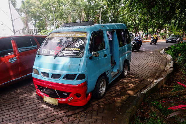 ngkot dikenal masyarakat Makassar Pete-pete beroperasi di sejumlah trayek, termasuk jalur Kampus Unhas.