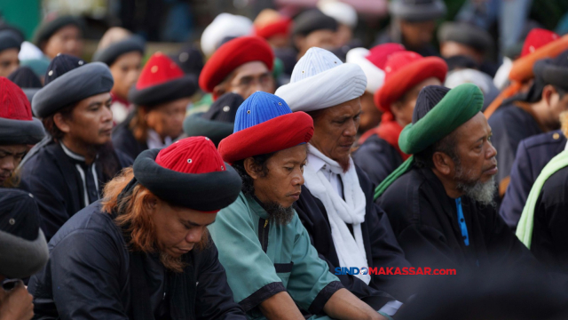 Jamaah An-Nadzir mendengar khutbah usai melaksanakan Shalat Idul Fitri 1 Syawal 1445 Hijriah di Kampung Butta Ejayya, Kabupaten Gowa, Sulawesi Selatan, Selasa (9/4/2024).