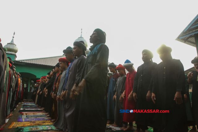 Jamaah An-Nadzir melaksanakan Shalat Idul Fitri 1 Syawal 1445 Hijriah di Kampung Butta Ejayya, Kabupaten Gowa, Sulawesi Selatan, Selasa (9/4/2024).