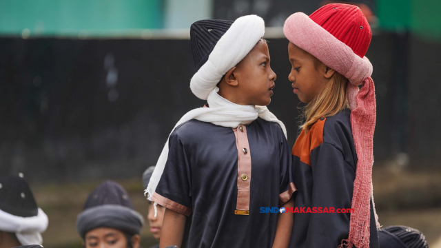 Dua anal jamaah An-Nadzir usai melaksanakan Shalat Idul Fitri 1 Syawal 1445 Hijriah di Kampung Butta Ejayya, Kabupaten Gowa, Sulawesi Selatan, Selasa (9/2024).