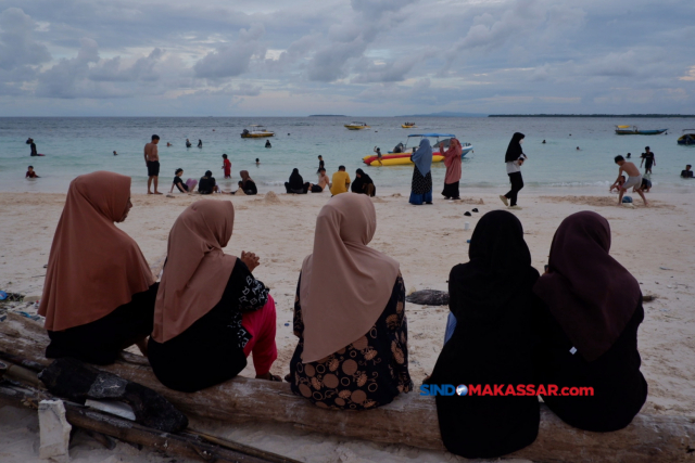 Sejumlah pengunjung menikmati liburan di Pantai Bira, Kabupaten Bulukumba, Sulawesi Selatan, Jumat (12/4/2024).