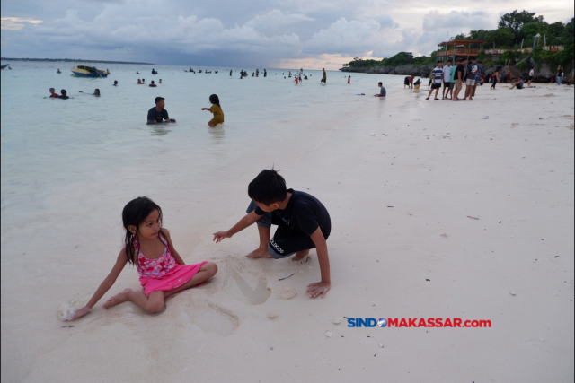 Sejumlah pengunjung menikmati liburan di Pantai Bira, Kabupaten Bulukumba, Sulawesi Selatan, Jumat (12/4/2024).