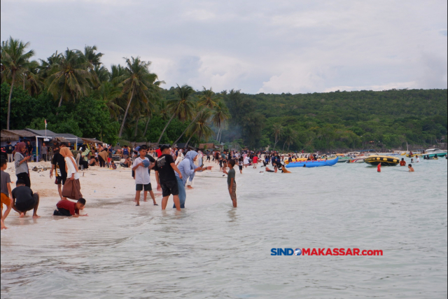 Sejumlah pengunjung menikmati liburan di Pantai Bira, Kabupaten Bulukumba, Sulawesi Selatan, Jumat (12/4/2024).