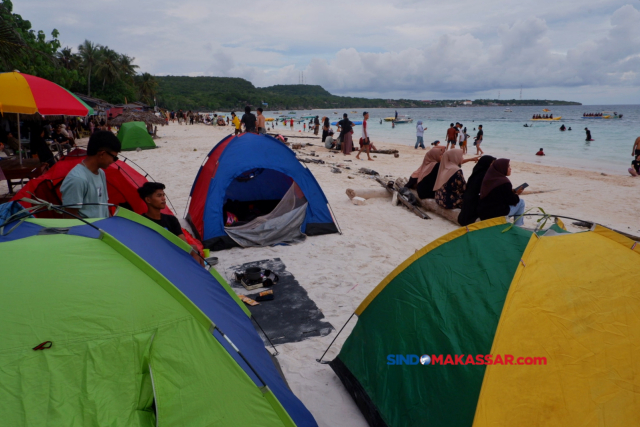 FOTO: Libur Lebaran, Ribuan Pengunjung Padati Pantai Bira Bulukumba