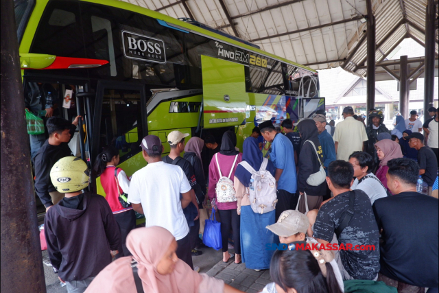 Sejumlah penumpang arus balik mudik lebaran Idulfitri 1445 Hijriah di Terminal Regional Daya Makassar, Senin (15/4/2024).