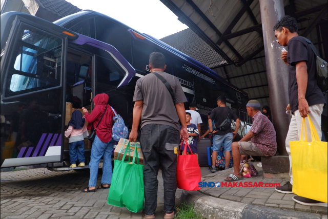 Sejumlah penumpang arus balik mudik lebaran Idulfitri 1445 Hijriah di Terminal Regional Daya Makassar, Senin (15/4/2024).