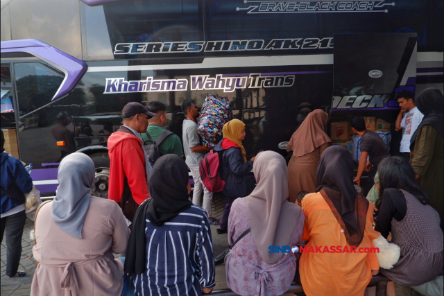 Sejumlah penumpang arus balik mudik lebaran Idulfitri 1445 Hijriah di Terminal Regional Daya Makassar, Senin (15/4/2024).