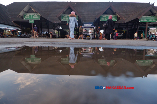 Sejumlah penumpang arus balik mudik lebaran Idulfitri 1445 Hijriah di Terminal Regional Daya Makassar, Senin (15/4/2024).