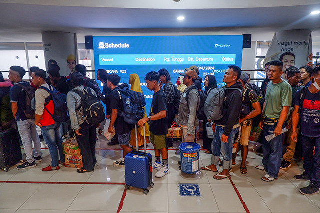 Sejumlah penumpang mengantri untuk naik ke kapal di Pelabuhan Soekarno-Hatta, Makassar, Selasa (2/4/2024).