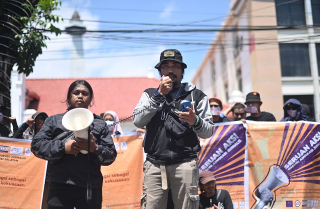 Puluhan jurnalis di Sulsel yang tergabung dalam Koalisi Advokasi Jurnalis Sulsel menggelar aksi damai di depan Pengadilan Negeri Makassar, Kota Makassar, Jalan RA Kartini, Kamis (25/4/2024).