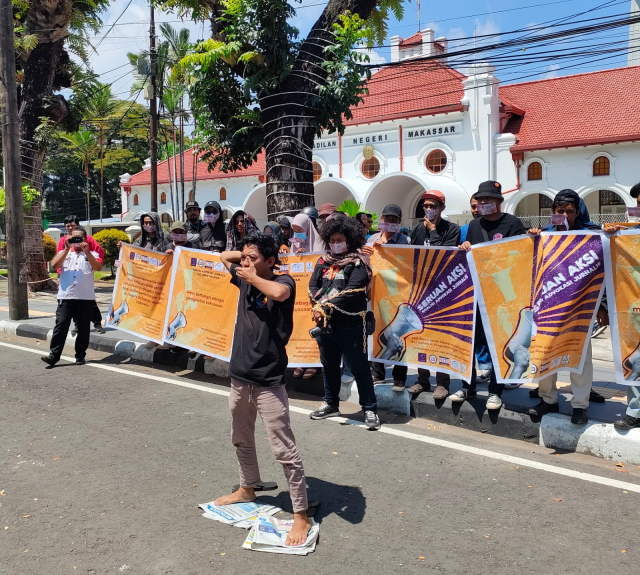 Puluhan jurnalis di Sulsel yang tergabung dalam Koalisi Advokasi Jurnalis Sulsel menggelar aksi damai di depan Pengadilan Negeri Makassar, Kota Makassar, Jalan RA Kartini, Kamis (25/4/2024).