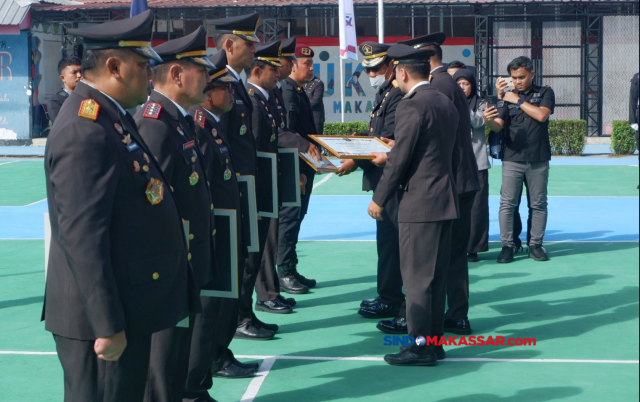 Pemberian penghargaan kepada pegawai, lapas/rutan di wilayah Sulsel yang telah dinilai punya dampak atau prestasi saat upacara Hari Bakti Pemasyarakatan (HBP) ke-60, di Lapangan Rutan I Makassar, Kota Makassar, Sabtu, (27/42024).