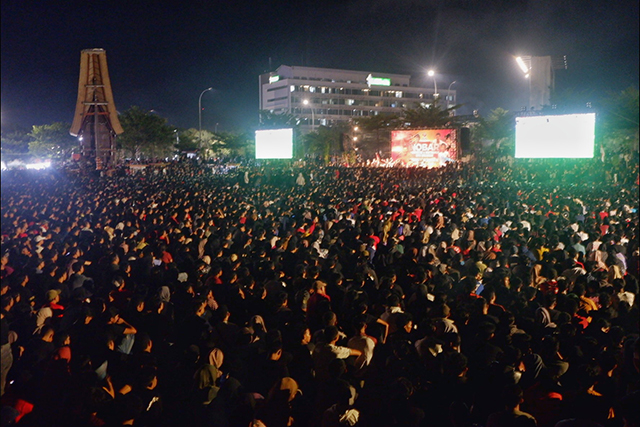 Suasana nonton bareng (nobar) Indonesia Vs Uzbekistan dalam laga semifinal Piala Asia U-23 di di Tugu Multilateral Naval Exercise Komodo (MNEK), kawasan Center Point of Indonesia (CPI), Makasar, Senin (29/4/2024).