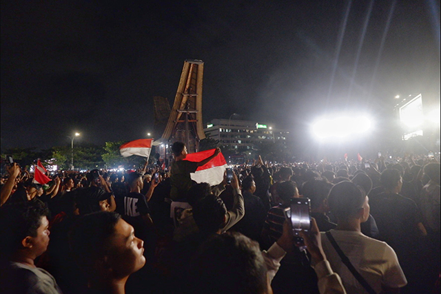 Suasana nonton bareng (nobar) Indonesia Vs Uzbekistan dalam laga semifinal Piala Asia U-23 di di Tugu Multilateral Naval Exercise Komodo (MNEK), kawasan Center Point of Indonesia (CPI), Makasar, Senin (29/4/2024).