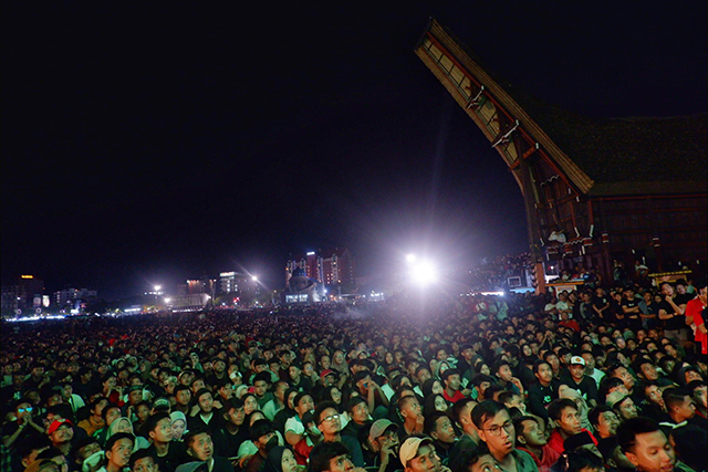 Suasana nonton bareng (nobar) Indonesia Vs Uzbekistan dalam laga semifinal Piala Asia U-23 di di Tugu Multilateral Naval Exercise Komodo (MNEK), kawasan Center Point of Indonesia (CPI), Makasar, Senin (29/4/2024).