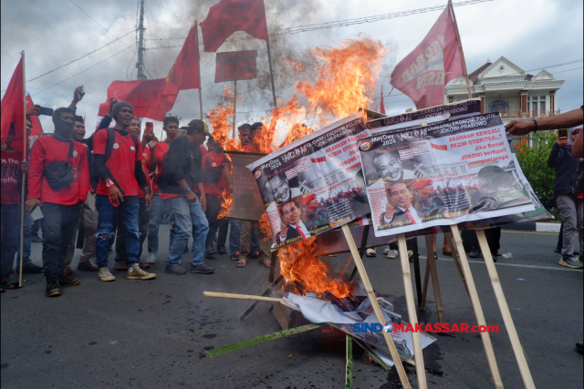 Sejumlah buruh berunjuk rasa memperingati Hari Buruh Internasional di Makassar, Sulawesi Selatan, Rabu (1/5/2024).