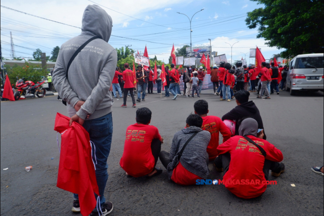 Sejumlah buruh berunjuk rasa memperingati Hari Buruh Internasional di Makassar, Sulawesi Selatan, Rabu (1/5/2024).