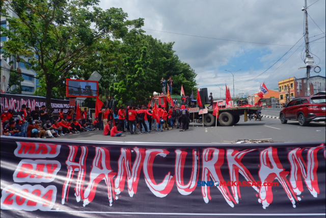 FOTO: Unjuk Rasa Memperingati Hari Buruh di Makassar