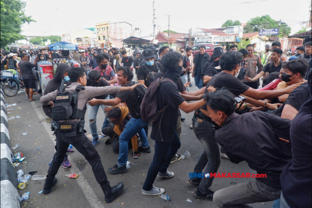 Beberapa mahasiswa diamankan oleh petugas kepolisian yang berpakaian preman saat menggelar demo Hari Buruh di depan gedung DPRD Sulsel, Jalan Urip Sumoharjo, Makassar, Sulawesi Selatan, Rabu (1/5/2024).