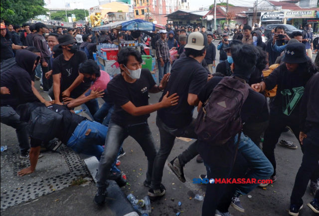 Beberapa mahasiswa diamankan oleh petugas kepolisian yang berpakaian preman saat menggelar demo Hari Buruh di depan gedung DPRD Sulsel, Jalan Urip Sumoharjo, Makassar, Sulawesi Selatan, Rabu (1/5/2024).