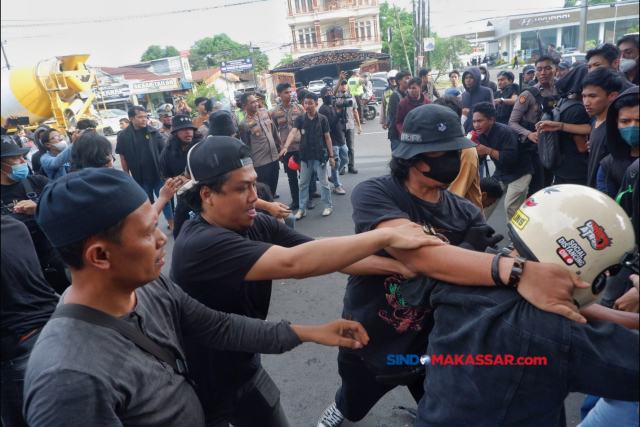 Beberapa mahasiswa diamankan oleh petugas kepolisian yang berpakaian preman saat menggelar demo Hari Buruh di depan gedung DPRD Sulsel, Jalan Urip Sumoharjo, Makassar, Sulawesi Selatan, Rabu (1/5/2024).