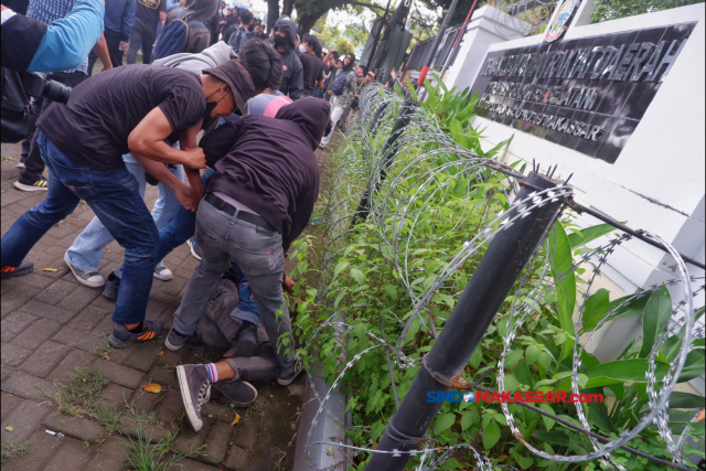 FOTO: Mahasiswa diamankan Saat Demo Hari Buruh di Makassar