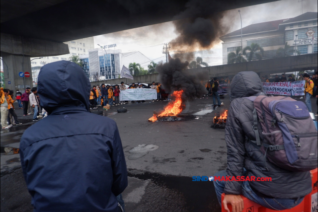 Sejumlah mahasiswa berunjukrasa dengan memblokade badan jalan memperingati hari Pendidikan Nasional (Hardiknas) 2024 di Makassar, Kamis (2/5/2024).